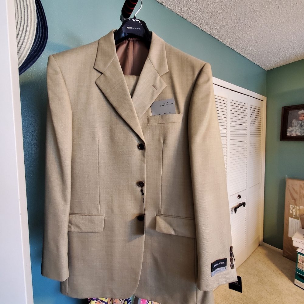 Mens Jones New York 2 PC Suit Size 42 long & W 35.5  Silk Sharkskin